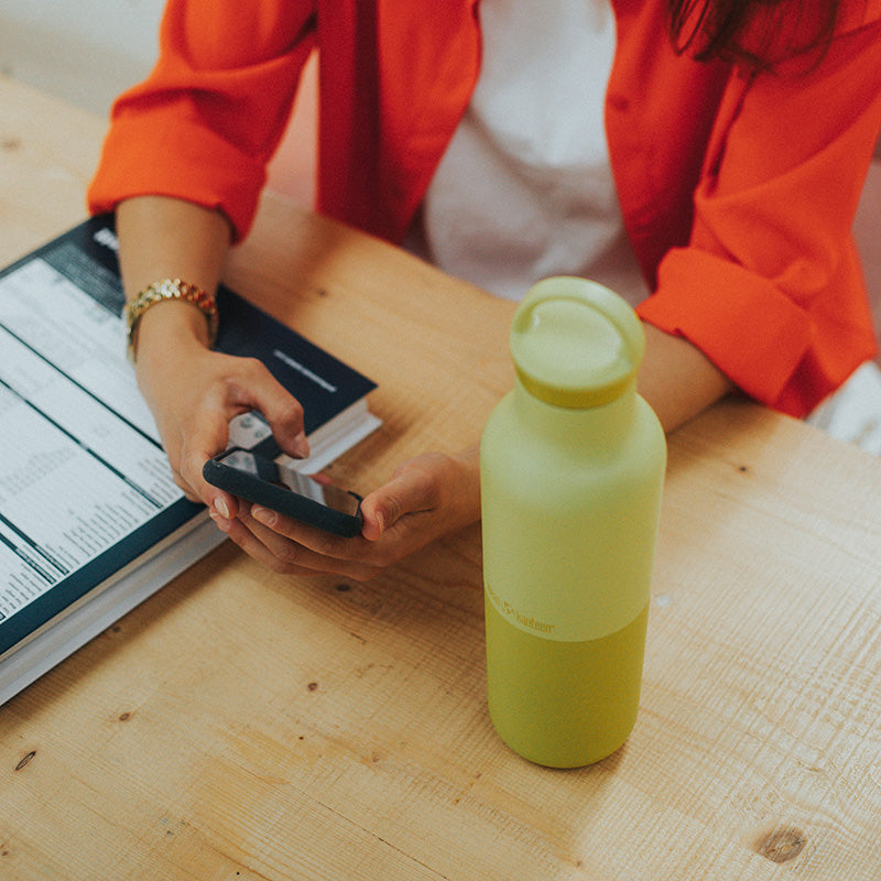 20oz-rise-classic-with-arch-loop-cap-z2 20oz_rise_classic_insulated_bottle_acacia_worker_phone_square.jpg