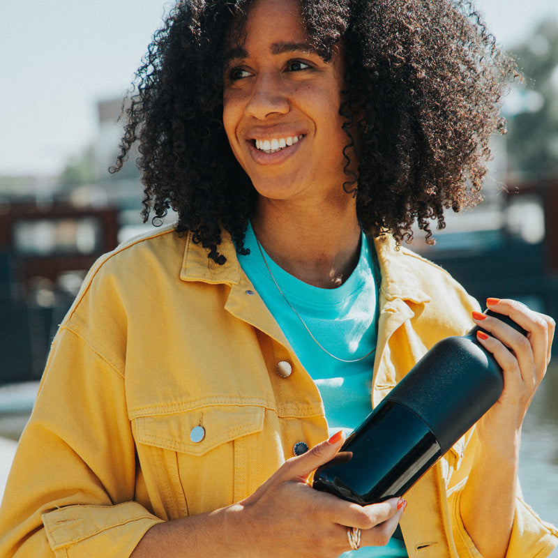 daily-on-the-go-set-l9 20oz_rise_classic_insulated_bottle_black_woman_smile_square.jpg